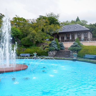 Parc Gora à Hakone, vue sur la fontaine et la café PIC en été