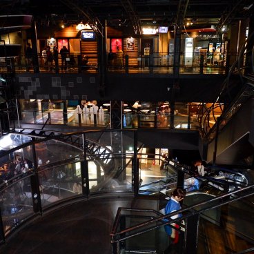 Tokyo Joypolis (Odaiba), vue sur les 3 niveaux sur parc en intérieur 