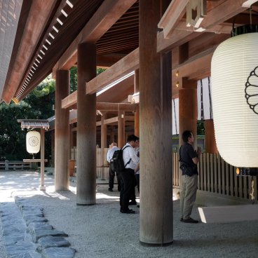 Atsuta-jingu (Nagoya), fidèles en train de prier devant l'enceinte principale sacrée du sanctuaire
