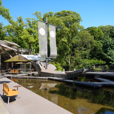 Atsuta-jingu (Nagoya), plan d'eau et passerelle en forme de bateau à l'entrée du musée de l'épée Kusanagi-kan