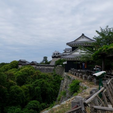 Château de Matsuyama (Shikoku), Vue sur la forteresse et la Mer Intérieure de Seto