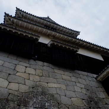 Château de Matsuyama (Shikoku), Rempart de pierre et tourelle yagura