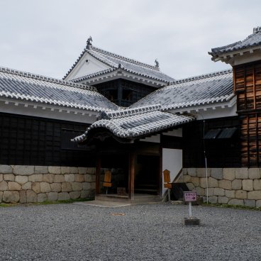 Château de Matsuyama (Shikoku), Entrée du donjon
