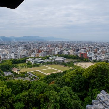 Château de Matsuyama (Shikoku), Vue sur le parc Horinouchi depuis le donjon