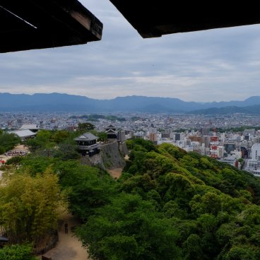 Château de Matsuyama (Shikoku), Vue sur l'enceinte Honmaru depuis le donjon