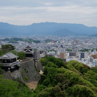 Château de Matsuyama (Shikoku), Vue sur les tours de l'enceinte Honmaru et la ville depuis le donjon