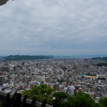 Château de Matsuyama (Shikoku), Vue sur la ville et la Mer Intérieure de Seto depuis le donjon