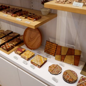 Hakone Crafthouse, vente d'objets en marqueterie de bois de Hakone