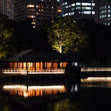 Hamarikyu Tsukimi Sanpo (Tokyo), vue nocturne sur le pavillon de thé Nakajima-no-Ochaya