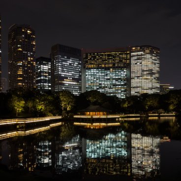 Hamarikyu Tsukimi Sanpo (Tokyo), vue nocturne sur le pavillon de thé Nakajima-no-Ochaya 2