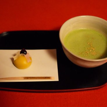 Hamarikyu Tsukimi Sanpo (Tokyo), bol de Matcha et patisserie Wagashi au pavillon de thé Nakajima-no-Ochaya