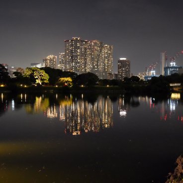 Hamarikyu Tsukimi Sanpo (Tokyo), vue nocturne sur l'étang Shioiri-no-ike et les building de Shiodome