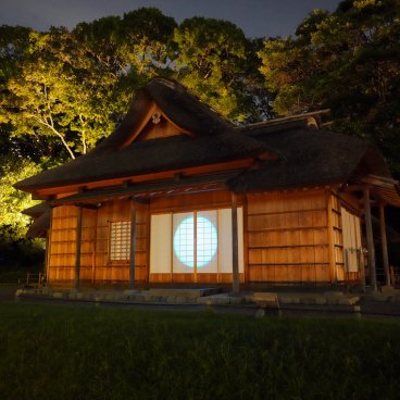 Hamarikyu Tsukimi Sanpo (Tokyo), façade du pavillon de thé Matsu-no-Ochaya éclairée par une lune bleue