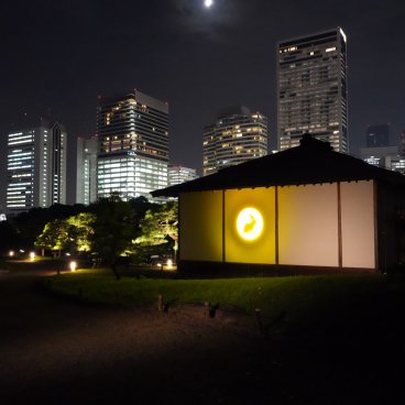 Hamarikyu Tsukimi Sanpo (Tokyo), façade du pavillon de thé Tsubame-no-Ochaya éclairée par une lune dorée avec un lapin