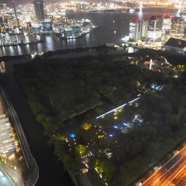 Hamarikyu Tsukimi Sanpo (Tokyo), panorama nocturne sur le jardin depuis l'immeuble Dentsu (Caretta Shiodome)
