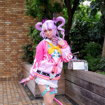 Ikebukuro Halloween Cosplay Festival (Tokyo), cosplayeuse en séance photo depuis l'esplanade Sunshine Plaza