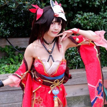 Ikebukuro Halloween Cosplay Festival (Tokyo), cosplayeuse en séance photo depuis l'esplanade Sunshine Plaza 2