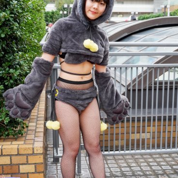 Ikebukuro Halloween Cosplay Festival (Tokyo), cosplayeuse en séance photo depuis l'esplanade Sunshine Plaza 3