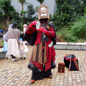 Ikebukuro Halloween Cosplay Festival (Tokyo), cosplayer en séance photo depuis l'esplanade Sunshine Plaza