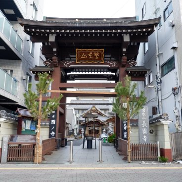 Asakusa (Tokyo), enceinte du temple Chokoku-ji en début d'année