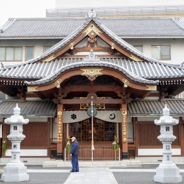 Asakusa (Tokyo), enceinte du temple Chokoku-ji en début d'année 2