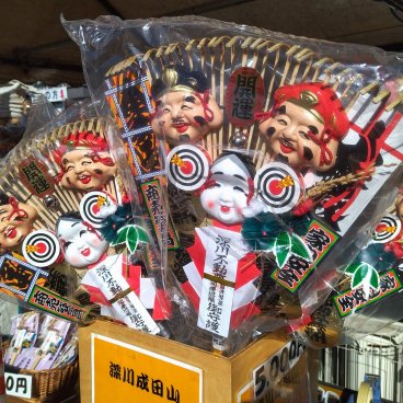 Koto (Tokyo), vente de porte-bonheur Kumade au Naritasan Fukagawa Fudo-do en janvier