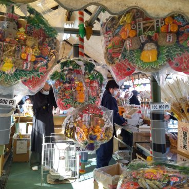 Koto (Tokyo), vente de porte-bonheur Kumade au Naritasan Fukagawa Fudo-do en janvier 2