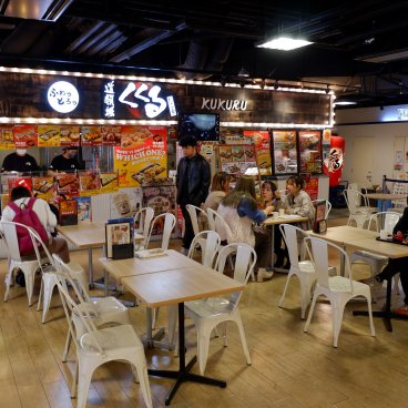 Odaiba Takoyaki Museum (Tokyo), vue sur l'aire de restauration et les différentes enseignes 3