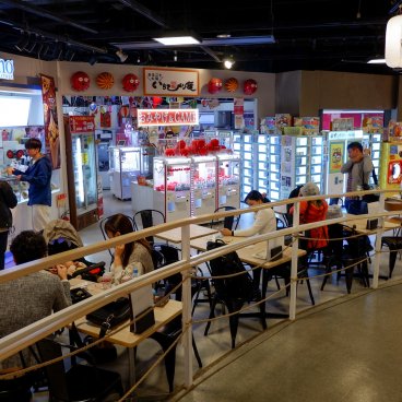 Odaiba Takoyaki Museum (Tokyo), vue sur l'aire de restauration et les différentes enseignes 4