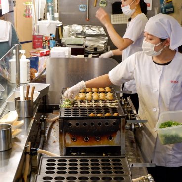 Odaiba Takoyaki Museum (Tokyo), beignets de poulpe en cours de préparation 2