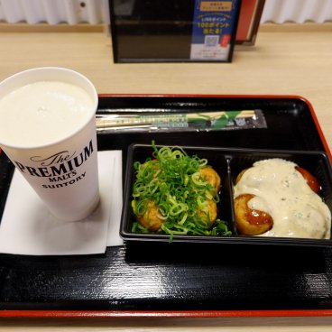 Odaiba Takoyaki Museum (Tokyo), plateau-repas de boulettes de poulpe avec 2 saveurs