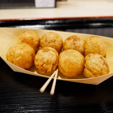 Odaiba Takoyaki Museum (Tokyo), barque de boulettes de poulpe nature