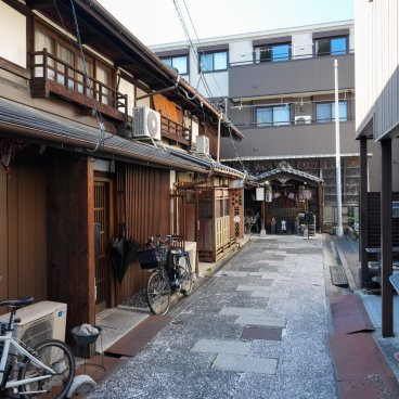 Shike-michi (Nagoya), ancienne impasse marchande avec sanctuaire Komori Jizo-son au fond