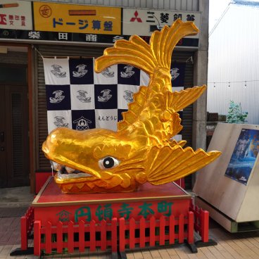 Shike-michi (Nagoya), représentation d'un Kinshachi dans la Shotengai Endoji