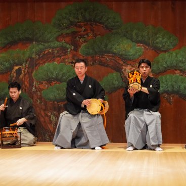 Suigian (Tokyo), représentation de théâtre Noh, thème Kamo (Nô des dieux)