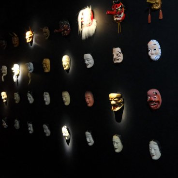 Art Aquarium Museum GINZA (Tokyo), exposition de masques traditionnels