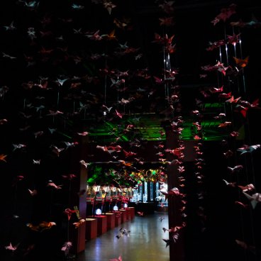 Art Aquarium Museum GINZA (Tokyo), exposition de guirlandes d'origami en forme de poisson rouge