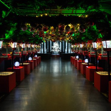 Art Aquarium Museum GINZA (Tokyo), espace d'exposition Chochin-rium avec décorations de Noel