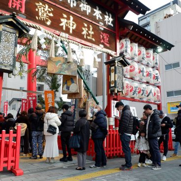 Asakusa Otori-jinja (Tokyo), foule à l'entrée du sanctuaire pour Hatsumode début janvier
