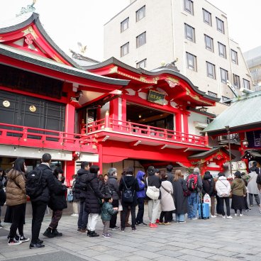 Asakusa Otori-jinja (Tokyo), foule devant le pavillon principal du sanctuaire pour Hatsumode début janvier