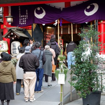 Asakusa Otori-jinja (Tokyo), foule devant le pavillon principal du sanctuaire pour Hatsumode début janvier 2