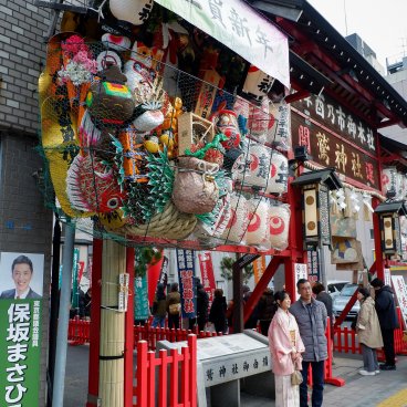 Asakusa Otori-jinja (Tokyo), râteau Kumade à l'entrée du sanctuaire