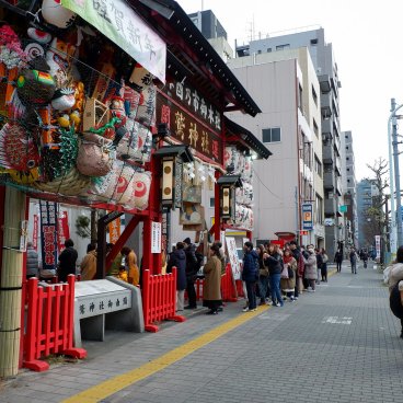 Asakusa Otori-jinja (Tokyo), entrée du sanctuaire pendant Hatsumode début janvier