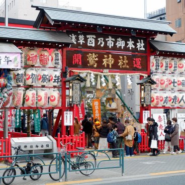 Asakusa Otori-jinja (Tokyo), entrée du sanctuaire pendant Hatsumode début janvier 2