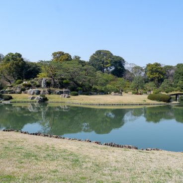 Rikugi-en (Tokyo), vue sur l'île de Naka-no-shima du jardin japonais au début du printemps
