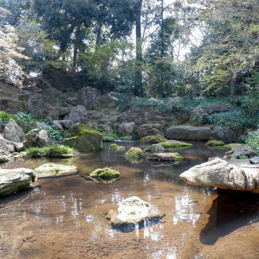 Rikugi-en (Tokyo), vue sur la cascade et pierre Mizuwake-ishi du jardin japonais