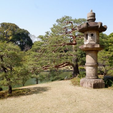 Rikugi-en (Tokyo), lanterne en pierre du jardin japonais