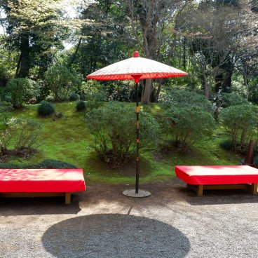 Rikugi-en (Tokyo), bancs et parasols rouges pour prendre le thé au sein du jardin
