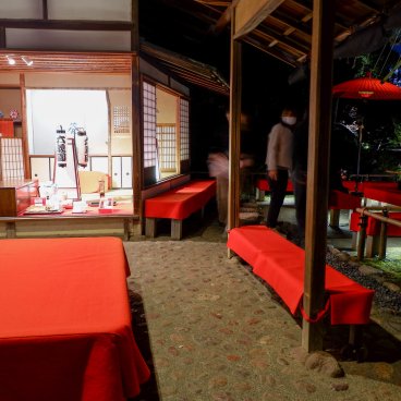 Illuminations automnales du Rikugi-en (Tokyo), vue nocturne sur la maison de thé Fukiage-chaya