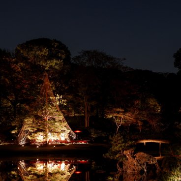 Illuminations automnales du Rikugi-en (Tokyo), vue nocturne sur la maison de thé Fukiage-chaya et le pont Kamome-bashi
